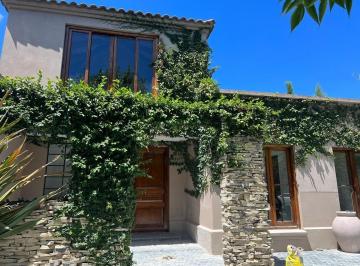 Casa · 202m² · 6 Ambientes · 1 Cochera · Venta Casa El Encuentro con Pileta
