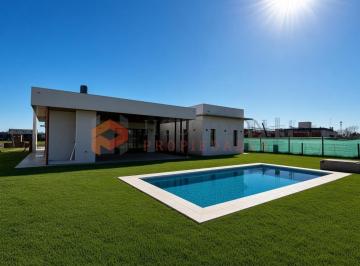 Casa · 180m² · 4 Ambientes · 1 Cochera · Casa en Arcos del Oeste