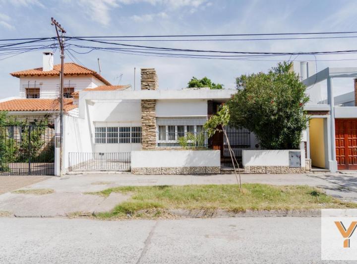 Edificio · 254m² · 7 Ambientes · 1 Cochera