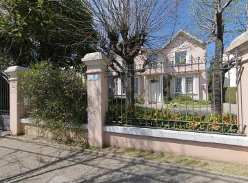 Casa · 938m² · 4 Dormitorios · 8 Cocheras · Casa en Temperley Oeste