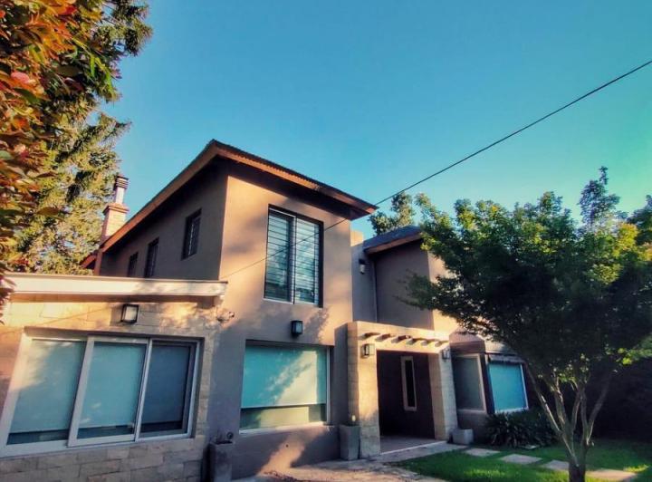 Casa · 240m² · 5 Ambientes · 2 Cocheras