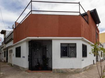 Casa · 126m² · 4 Ambientes · 1 Cochera · Venta Casa en Esquina con Cochera en Temperley