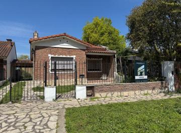 Casa de 4 ambientes, Almirante Brown · Chalet en Venta - Longchamps - Impecable - 3 Dorm. con Jardin y Cochera Varios Autos.