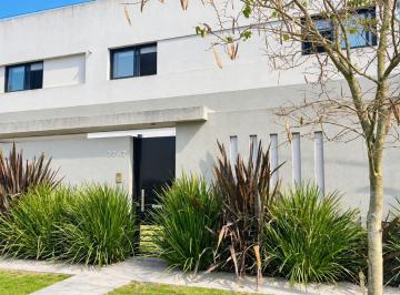 Casa · 125m² · 4 Ambientes · 1 Cochera · Dúplex 3 Dorm. en Venta, La Plata