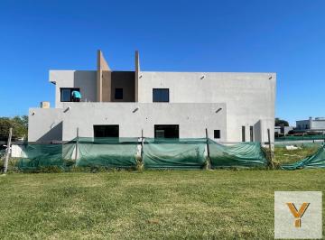 Casa · 320m² · 5 Ambientes · Casa en Venta - 3 Dorm. 3 Baños - Greenville Polo & Resort