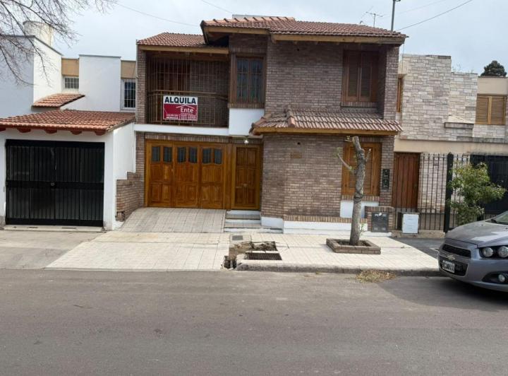 Casa · 150m² · 4 Ambientes · 2 Cocheras