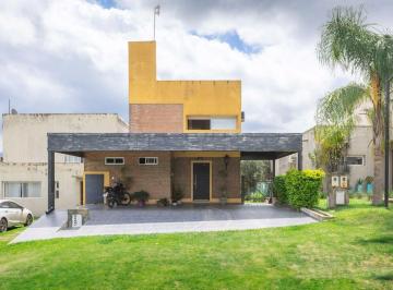 Casa · 143m² · 5 Ambientes · 2 Cocheras · Venta Casa Country Lomalinda 3 Dorm. C/pilet