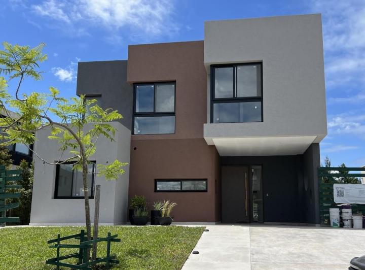 Casa · 225m² · 6 Ambientes · 4 Cocheras
