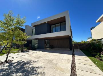 Casa · 550m² · 7 Ambientes · 2 Cocheras · Casa en Nordelta - Yacht Al Río
