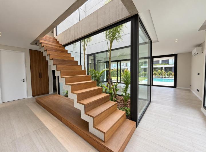 Casa · 600m² · 6 Ambientes · 4 Cocheras