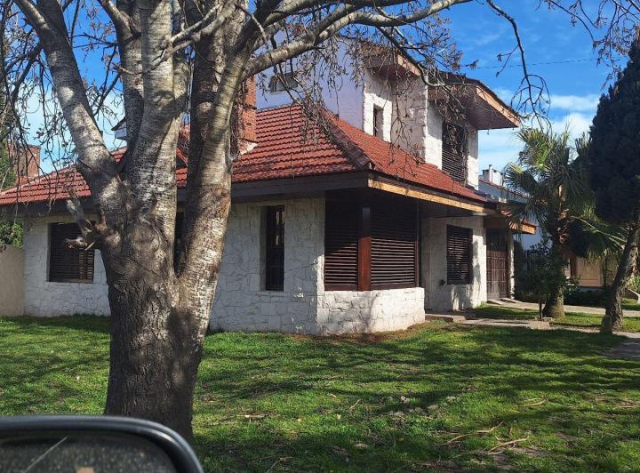 Casa · 4 Ambientes · 1 Cochera