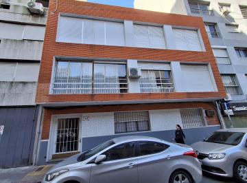 Departamento · 43m² · 2 Ambientes · Alquiler Apartamento Cordón 1 Dormitorio Patio