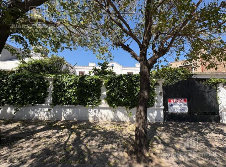 Casa · 277m² · 7 Ambientes · 2 Cocheras