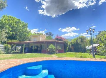 Quinta vacacional · 280m² · 7 Ambientes · Hermosa Quinta en Calle Principal La Reja