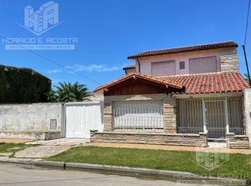 Casa · 310m² · 3 Ambientes · 1 Cochera · Casa en Loma Hermosa