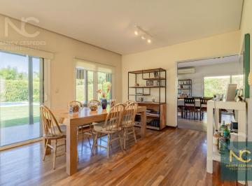 Casa · 210m² · 5 Ambientes · 3 Cocheras · Casa de 5 Ambientes en Venta, Ombues de Hudson! con Amplio Parque y Pileta
