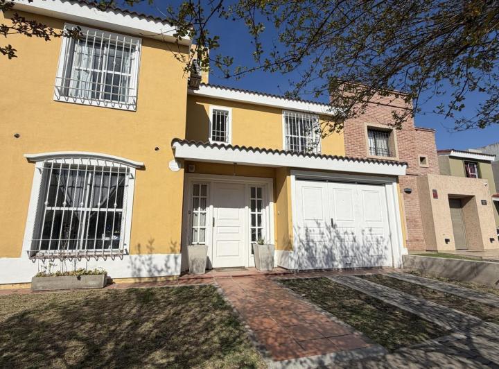 Casa · 322m² · 4 Ambientes · 1 Cochera