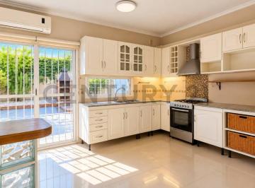 Casa · 100m² · 4 Ambientes · 1 Cochera · Venta Duplex 4 Ambientes Caseros Centro Cochera Patio Parrilla Apto Crédito