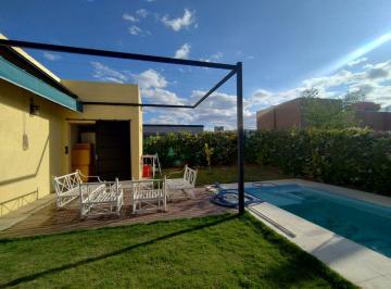 Casa de 7 ambientes, Russell · Casa en Barrio Privado Pinares de Furlotti | Maipú