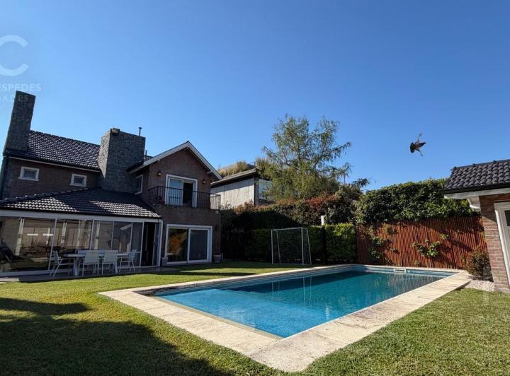 Casa · 238m² · 5 Ambientes · 2 Cocheras