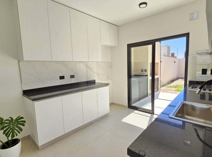 Casa · 70m² · 4 Ambientes · 1 Cochera