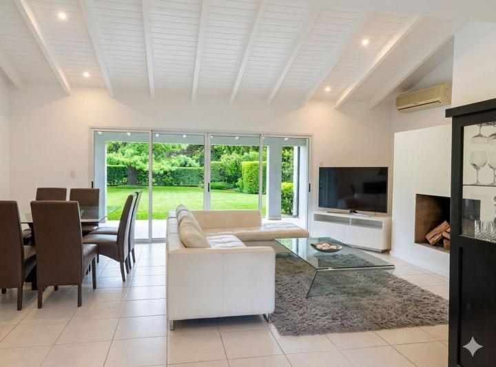 Casa · 180m² · 4 Ambientes · 6 Cocheras