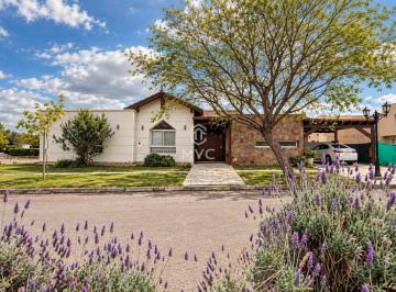 Casa · 442m² · 4 Dormitorios · 2 Cocheras · Casa en Barrio Privado La Barraca, Guaymallén