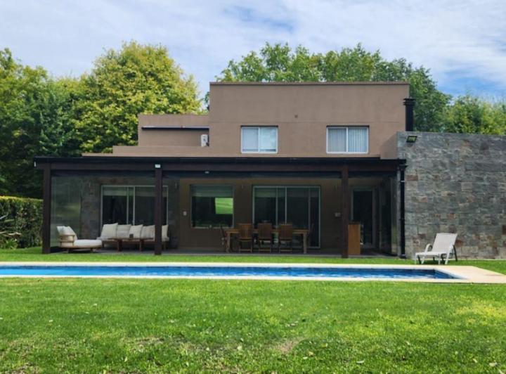 Casa · 330m² · 7 Ambientes · 1 Cochera