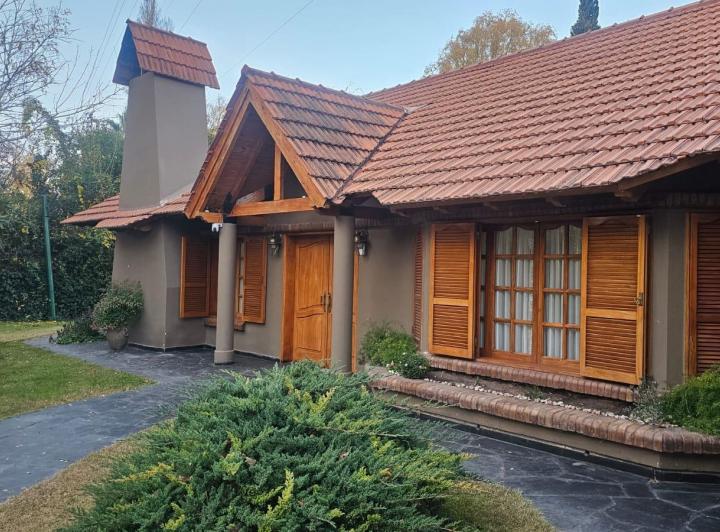 Casa · 400m² · 7 Ambientes · 3 Cocheras