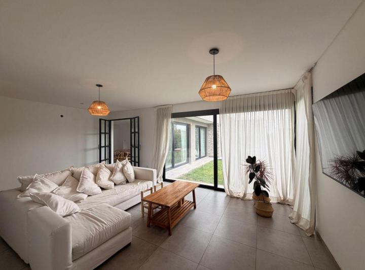 Casa · 260m² · 5 Ambientes · 2 Cocheras