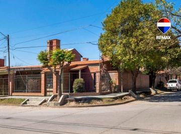 Casa · 145m² · 2 Ambientes · 2 Cocheras · Casa en Venta en B° San Nicolas 4 Dorm Zona Sur