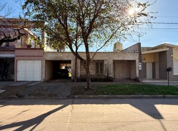 Casa · 126m² · 7 Ambientes · 2 Cocheras · Gran Oportunidad: Casa en Venta 25 de Mayo 1564