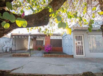 Casa · 202m² · 3 Ambientes · 1 Cochera · Se Vende Casa Mas un Local Dentro de Los Blvr.