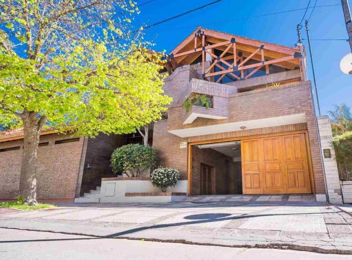 Casa · 250m² · 6 Ambientes · 2 Cocheras