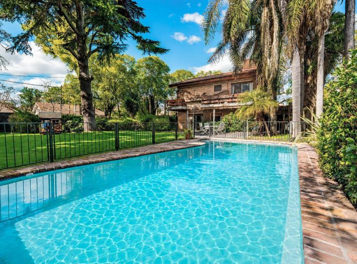 Casa · 220m² · 7 Ambientes · 4 Cocheras