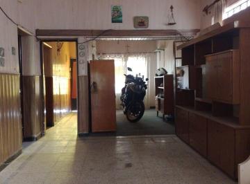 Casa · 122m² · 5 Ambientes · 1 Cochera · Casa a Reciclar en Barrio Azcuenaga