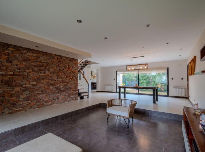 Casa · 240m² · 5 Ambientes · 2 Cocheras