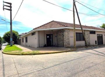 Casa · 200m² · 5 Ambientes · 1 Cochera · Casa 5 Amb. Piscina/quincho. Banfield.