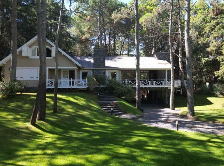 Casa · 250m² · 6 Ambientes · 1 Cochera