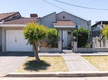 Casa · 120m² · 3 Ambientes · 1 Cochera · Venta Casa 3 Ambientes en Quilmes