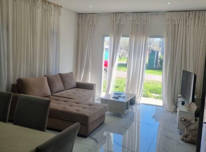 Casa · 210m² · 4 Ambientes · 1 Cochera