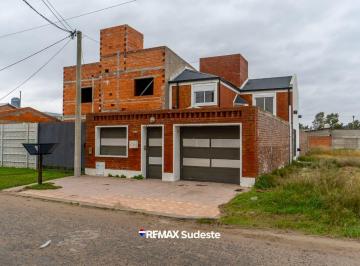 Casa · 118m² · 4 Ambientes · 1 Cochera · Casa en Venta 3 Dorm., Apta Credito
