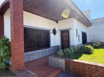 Casa · 152m² · 4 Ambientes · 2 Cocheras · Venta de Casa Chalet de 4 Amb. en Isidro Casanova