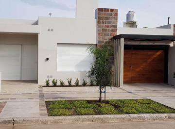 Casa · 147m² · 4 Ambientes · 2 Cocheras · Casa en Venta en Colon con Pileta