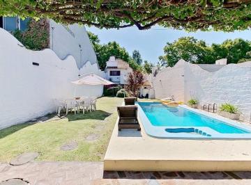 Casa · 162m² · 5 Ambientes · 1 Cochera · Casa 5 Ambientes en Venta en Banfield con Pileta