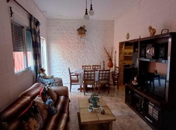 Casa · 65m² · 5 Ambientes · 1 Cochera · Venta Casa Buceo 2 Dorm. con Garaje