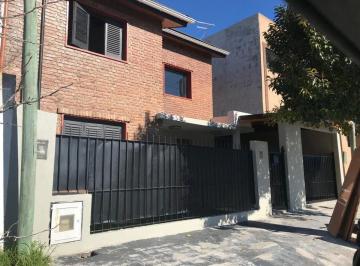 Casa · 180m² · 4 Ambientes · 1 Cochera · Casa en Venta Gonnet 3 Dorm. y Pileta