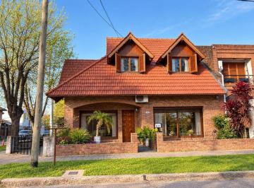 Casa · 200m² · 3 Ambientes · Casa - San Isidro