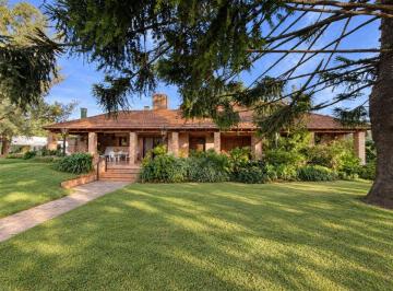 Casa de 7 ambientes, Funes · Casa Estilo Chalet de 5 Dorm. en Lote de 1.424 m² en Funes