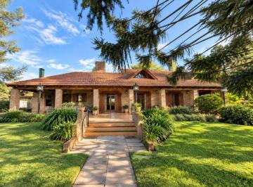 Casa de 7 ambientes, Funes · Casa Estilo Chalet de 5 Dorm. en Lote de 1.424 m² en Funes